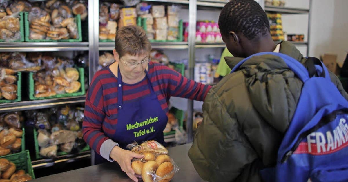 Während deutsche Rentner hungern: Flüchtlinge entsorgen Tüten voller Tafel-Lebensmittel im Müll