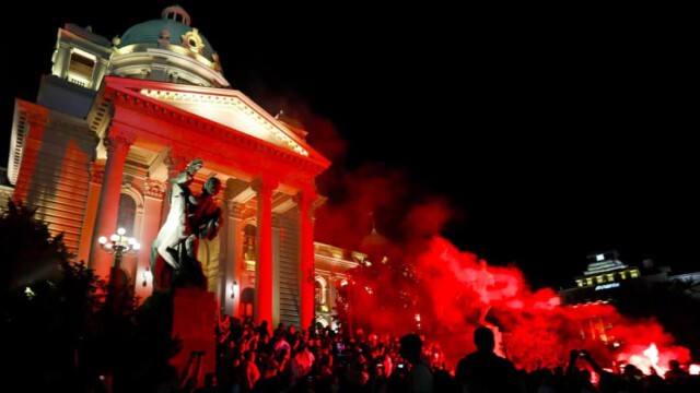 EILMELDUNG: Corona-Kritiker stürmen Belgrader Parlament