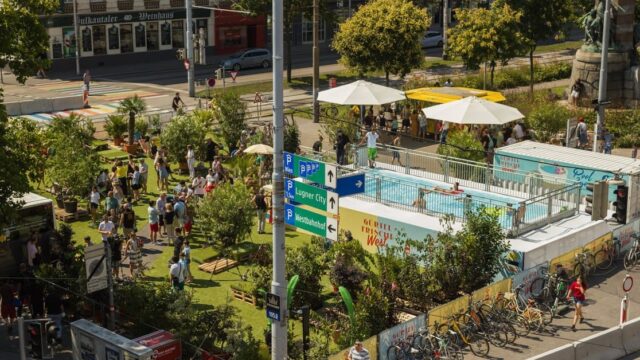 Wien: Grüne sperren Hauptverkehrsstraße und bauen Pool-Anlage für Migranten