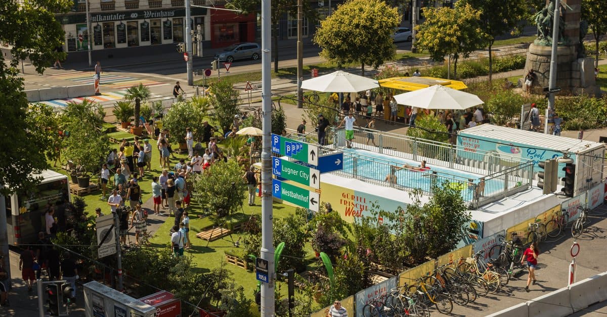 Wien: Grüne sperren Hauptverkehrsstraße und bauen Pool-Anlage für Migranten