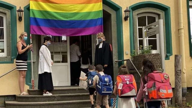 Ekelhafte Homo-Propaganda: Erstklässer müssen unter der Regenbogenfahne marschieren