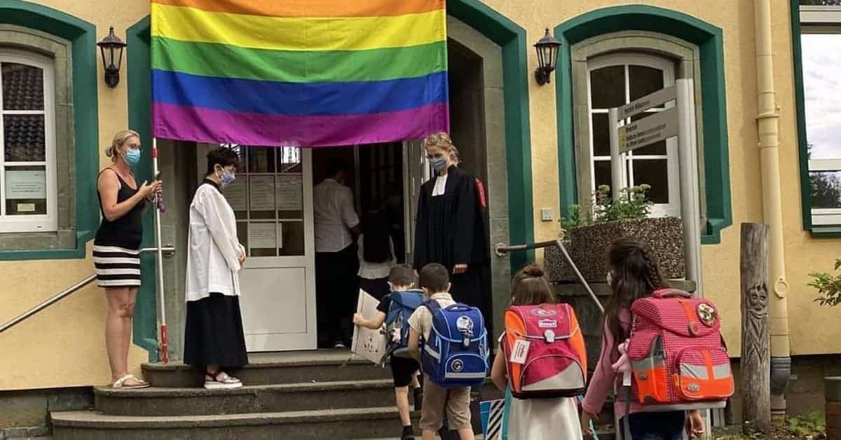 Ekelhafte Homo-Propaganda: Erstklässer müssen unter der Regenbogenfahne marschieren