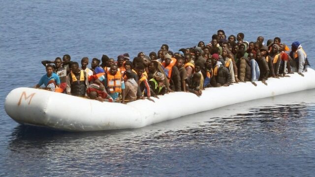 Asylorganisationen bezahlen Schlepper im Mittelmeer für Einschleusung von Migranten