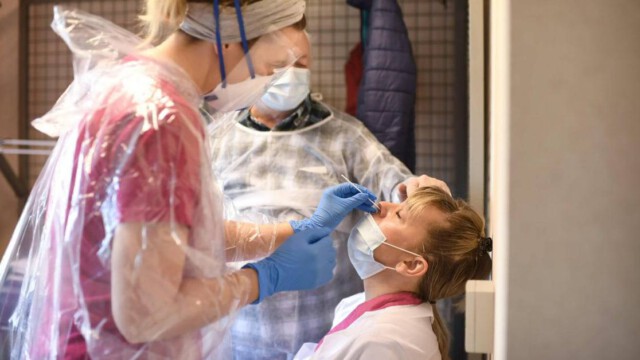 Corona-Abstrich: Tester rammen Frau PCR-Stäbchen ins Gehirn - Flüssigkeit läuft aus Nase