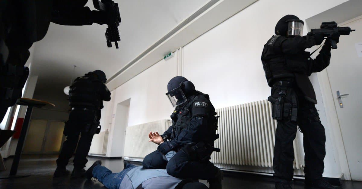 Totalitäre Maßnahmen gegen Andersdenkende: SEK stürmt Praxis von Corona-kritischem Arzt