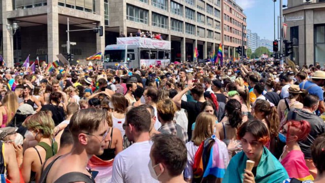 Keine Masken, keine Abstände: Regenbogen-Sekte feiert mit 65.000 Anhängern in Berlin
