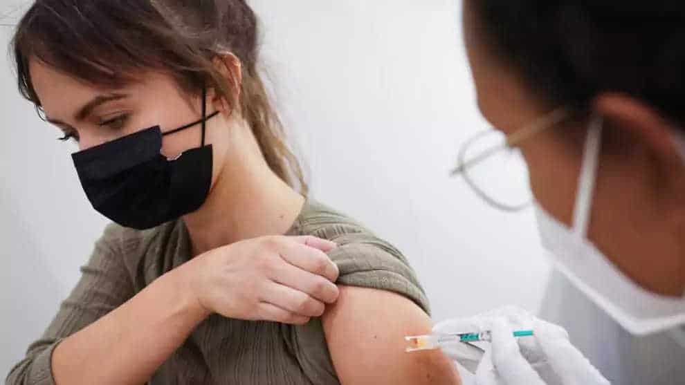 Schockierende Zahlen: Über 30.000 Frauen klagen nach Corona-Impfung über Zyklusstörungen