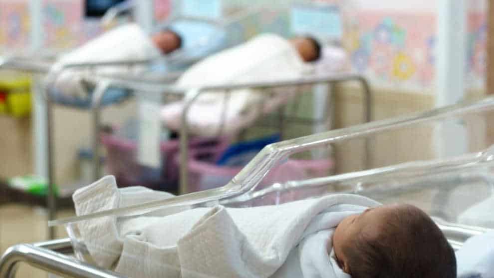 Perverser Corona-Wahn: Eltern dürfen nicht mehr zu ihren neugeborenen Babys