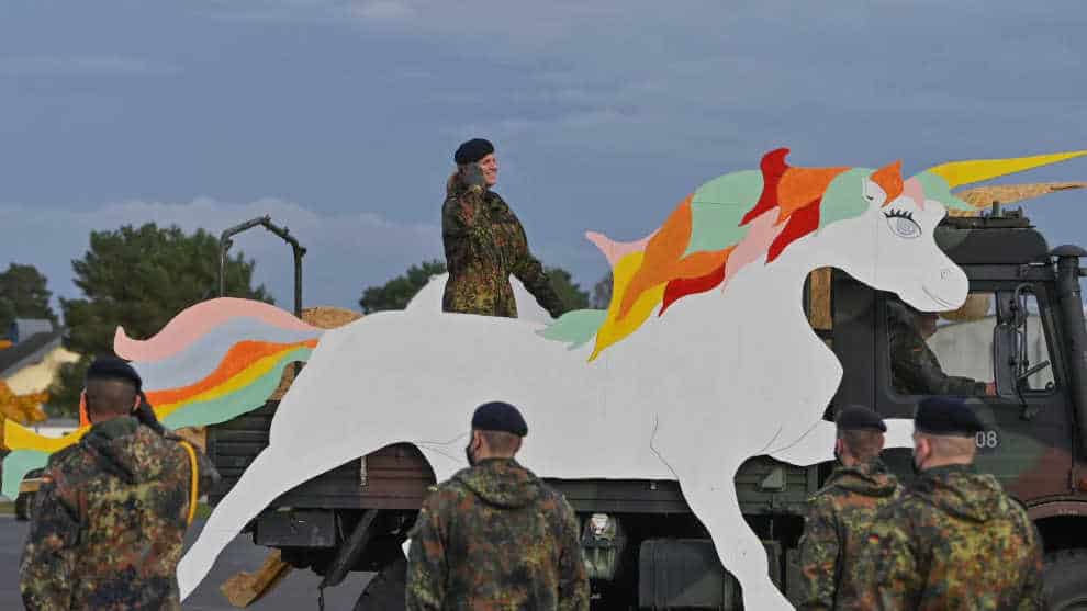 Schande in Uniform: Durchgeknallte Transgender-Kommandeurin blamiert Bundeswehr