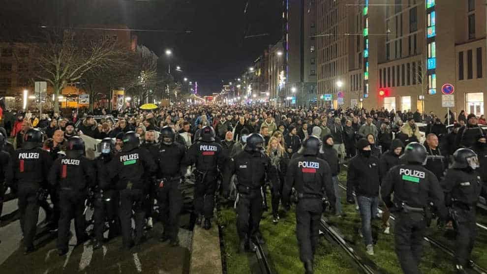 Impfpflicht: Die rote Linie ist überschritten – Massenproteste im gesamten Land