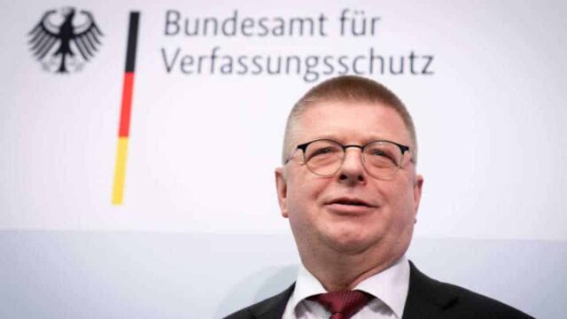 Verfassungsschutz erklärt Bürgern den Krieg: Spaziergänger sind jetzt Staatsfeinde