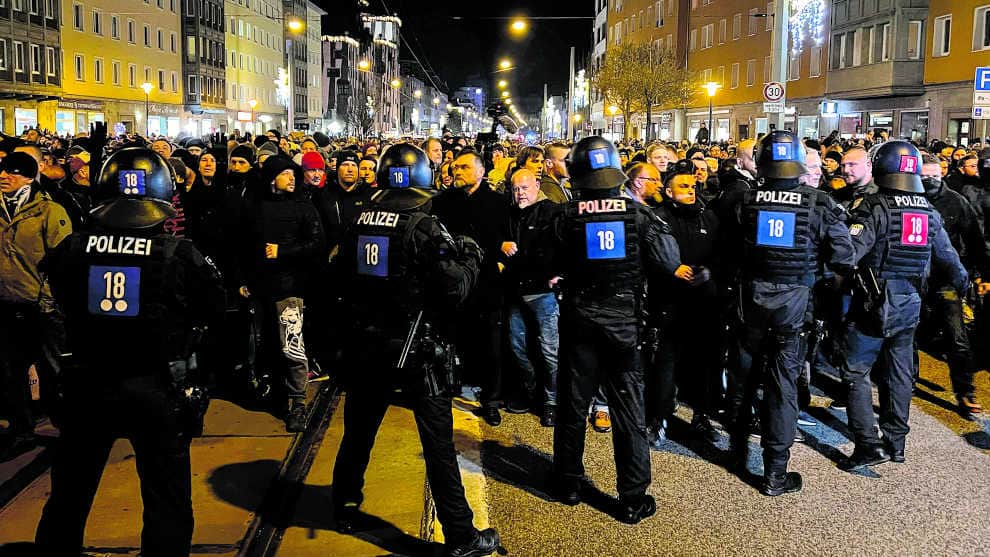 „Wir impfen euch alle“ – Wie Linksextremisten versuchen, die Corona-Proteste zu infiltrieren