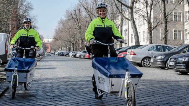 Linksgrünes Idiotistan Berlin: Polizisten als Lastenstrampler