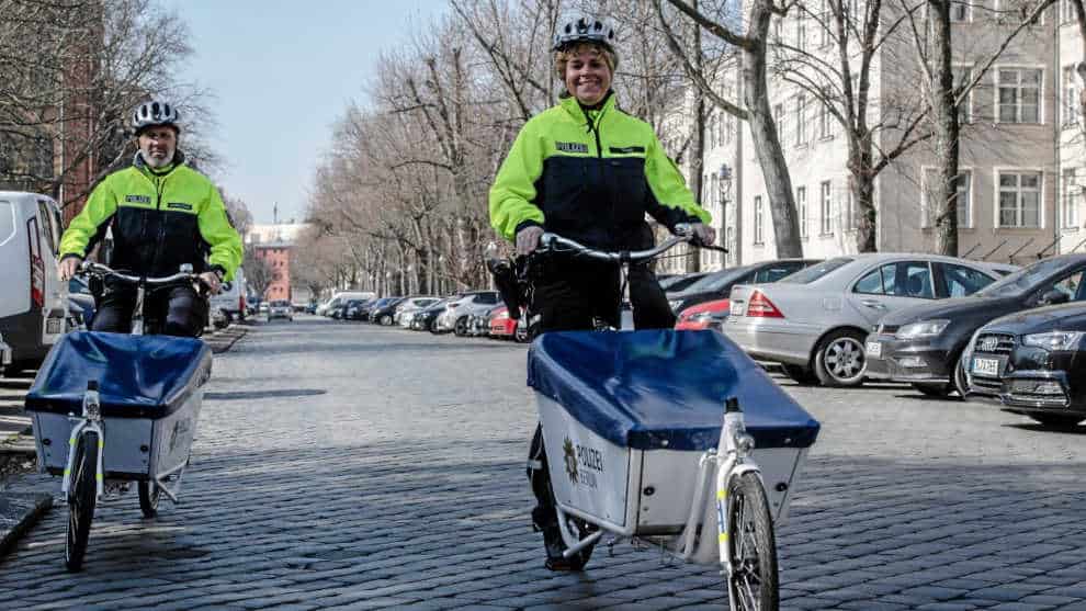 Linksgrünes Idiotistan Berlin: Polizisten als Lastenstrampler