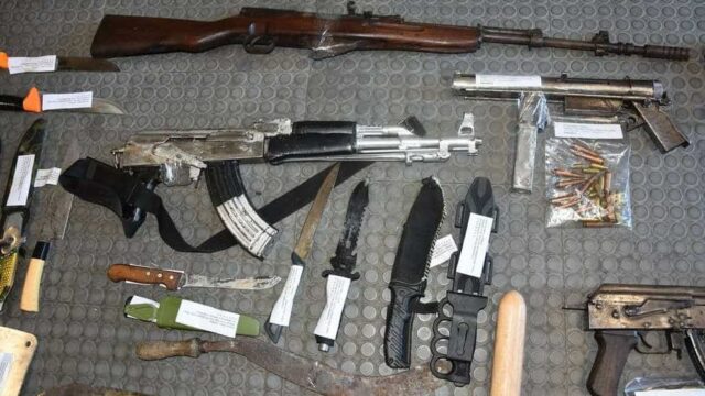 Sturmgewehre, Pistolen und Macheten: 40 schwer bewaffnete Migranten festgenommen