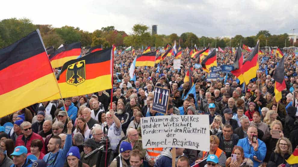 Heißer Herbst nimmt Fahrt auf: 25.000 Menschen belagern Regierungsviertel in Berlin