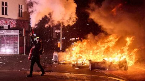 Silvester in Berlin: Migranten attackieren Einsatzkräfte mit Schusswaffen und Kugelbomben