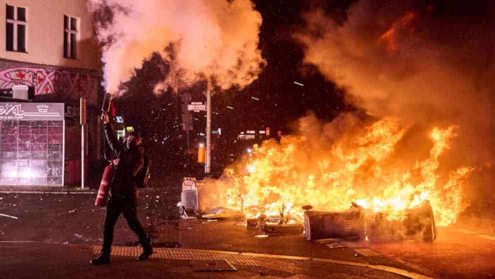 Silvester in Berlin: Migranten attackieren Einsatzkräfte mit Schusswaffen und Kugelbomben