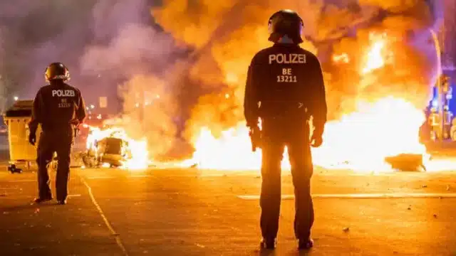 Silvester in Berlin: Kugelbomben und Krawalle