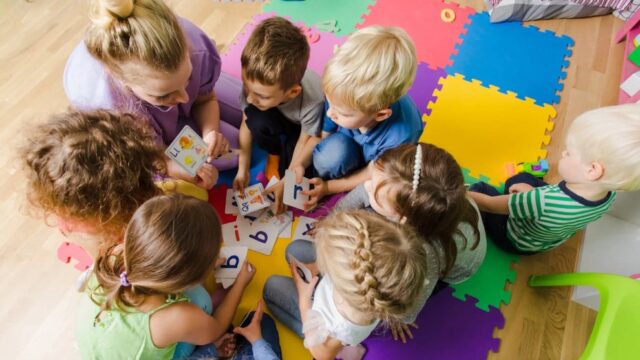 Ein Netzwerk, das Kinder zu sexuellen Objekten macht