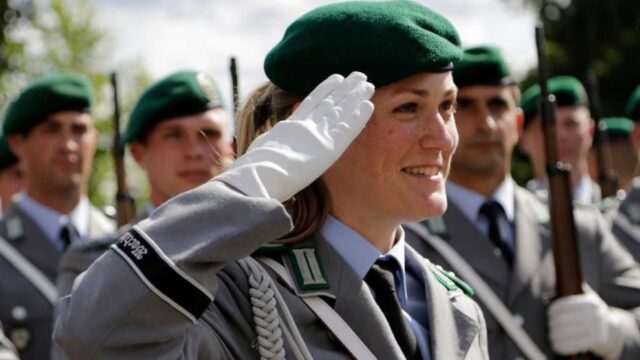 „Virus-General“ Breuer: Frauen an die Russland-Front