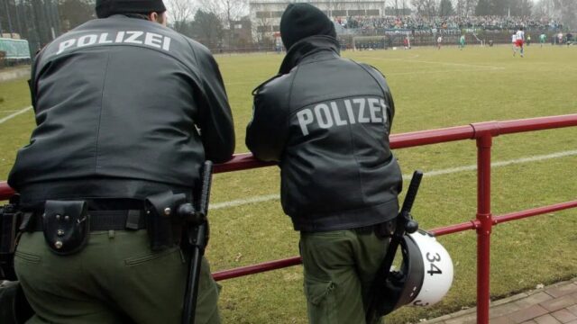 Auf Fußballplatz: 13-Jähriger Migrant sticht auf Gegenspieler ein