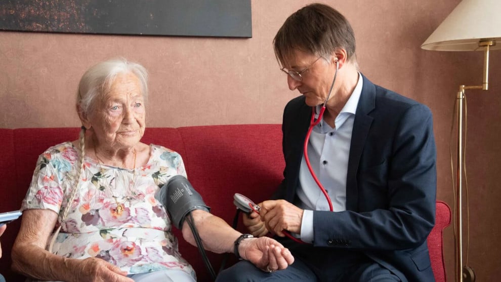 Ampel in Panik: Pflegeversicherung im Februar pleite