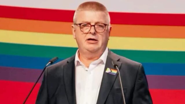 Geheimdienst-Chef trägt verbotene Progress-Pride-Flagge