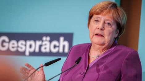 Merkel zeigt keine Reue und verhöhnt die Deutschen weiter