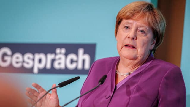 Merkel zeigt keine Reue und verhöhnt die Deutschen weiter