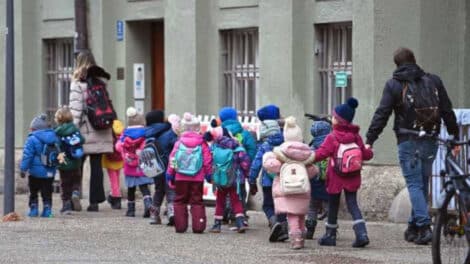 Linke drehen völlig durch: Empörung über Motive auf Kinderkleidung