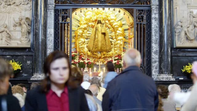 Einsiedeln: Afghane schändet Schwarze Madonna und krönt sich selbst