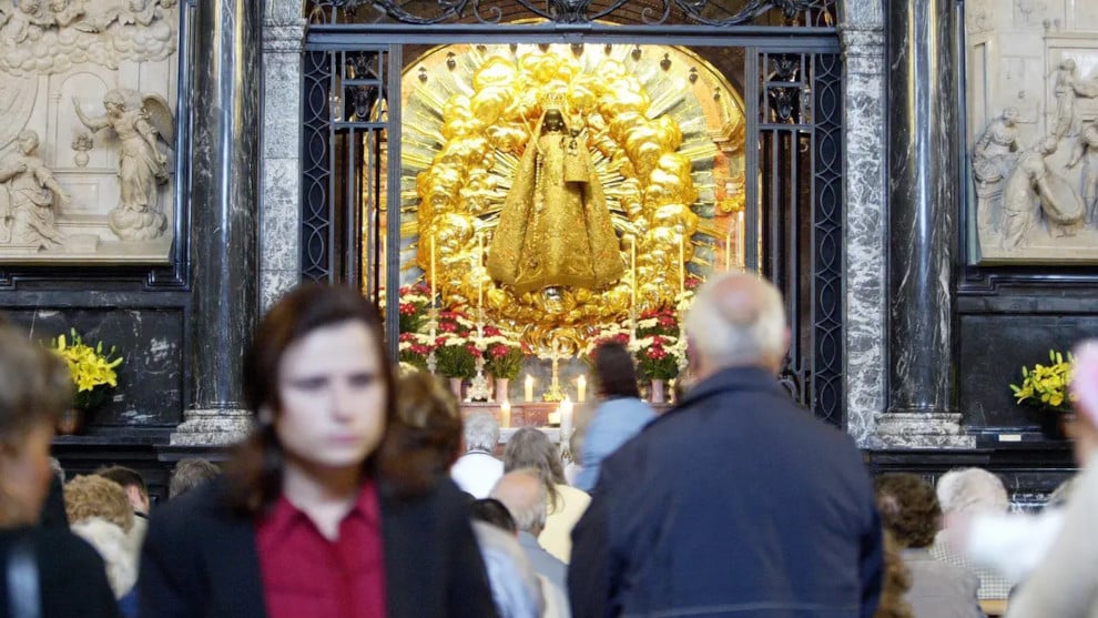 Einsiedeln: Afghane schändet Schwarze Madonna und krönt sich selbst