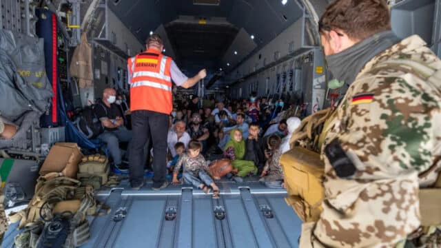Irre: Bundesregierung fliegt 157.500 Afghanen ein