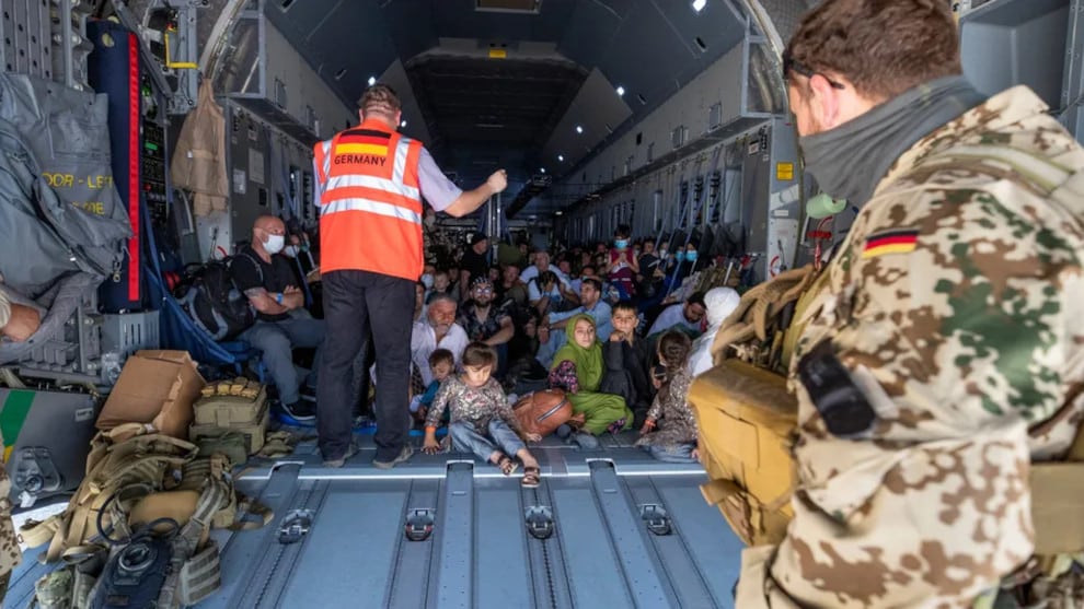 Irre: Bundesregierung fliegt 157.500 Afghanen ein