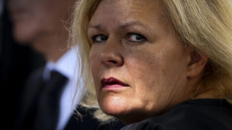 Sie ist eine der mächtigsten Minister Deutschlands. Chefin der Bundespolizei, Verfassungsministerin, Hüterin von Recht und Ordnung: Nancy Faeser. Ausgerechnet sie hat im Prozess gegen Deutschlandkurier-Chef David Bendels eine Falschangabe gemacht – auf einem offiziellen Polizeischriftstück. Was folgt daraus?