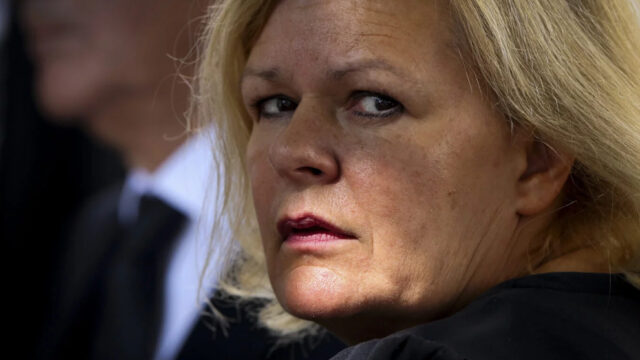 Sie ist eine der mächtigsten Minister Deutschlands. Chefin der Bundespolizei, Verfassungsministerin, Hüterin von Recht und Ordnung: Nancy Faeser. Ausgerechnet sie hat im Prozess gegen Deutschlandkurier-Chef David Bendels eine Falschangabe gemacht – auf einem offiziellen Polizeischriftstück. Was folgt daraus?
