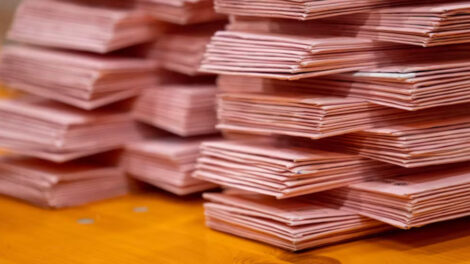 Es ist ein gigantischer Skandal! Hunderttausende im Ausland lebende Deutsche konnten offenbar nicht wählen, weil die Briefwahlunterlagen von den Behörden absichtlich zu spät und nur mit Mindestporto versandt wurden.