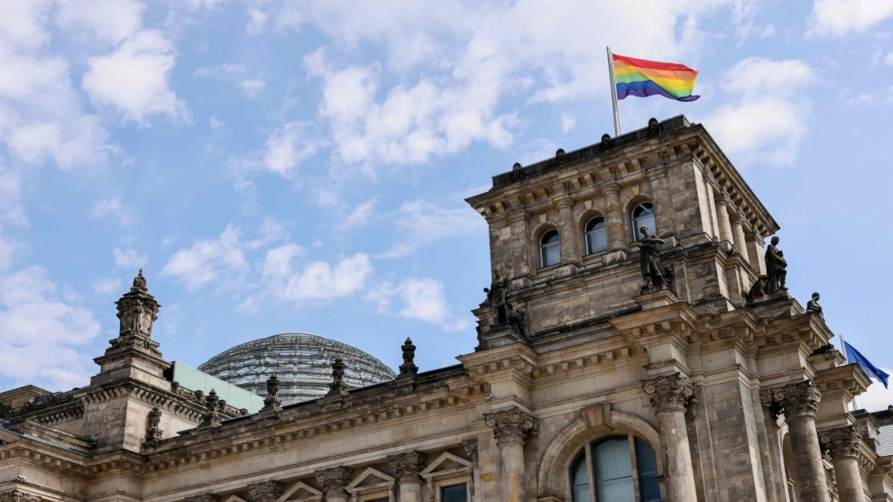 Klöckner hisst Regenbogenflagge auf dem Reichstag