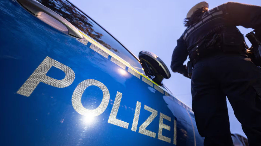 Spielplatz-Exhibitionist unter Drogen bricht Polizisten den Kiefer