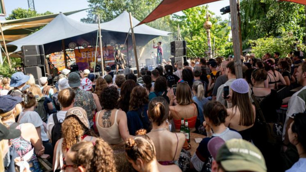 145 Frauen auf Festival von Migranten mit Spritzen gestochen