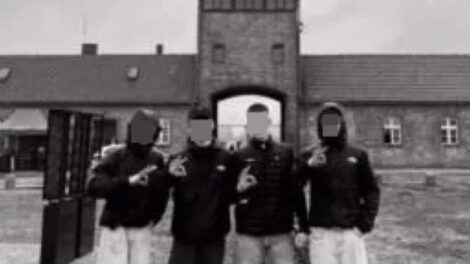 Gericht stoppt Schulverweis für OK-Zeichen in Auschwitz