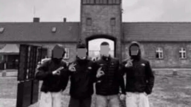 Gericht stoppt Schulverweis für OK-Zeichen in Auschwitz