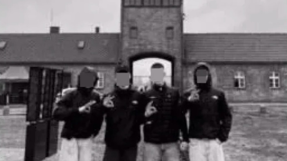 Gericht stoppt Schulverweis für OK-Zeichen in Auschwitz