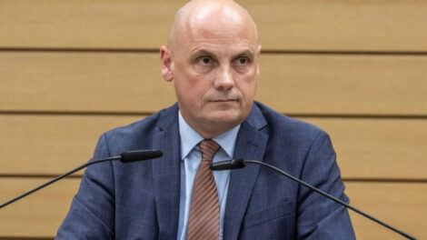 Genosse Hakenkreuz bleibt doch Abgeordneter