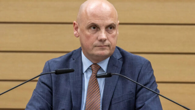 Genosse Hakenkreuz bleibt doch Abgeordneter
