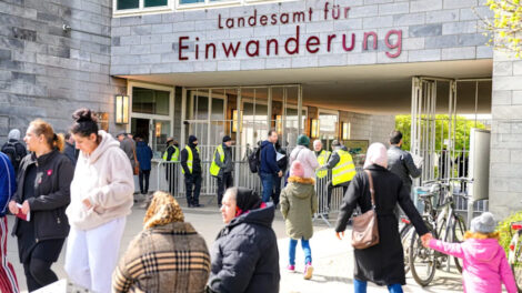 Berlin: Verkauft die Ausländerbehörde Pässe und Termine?