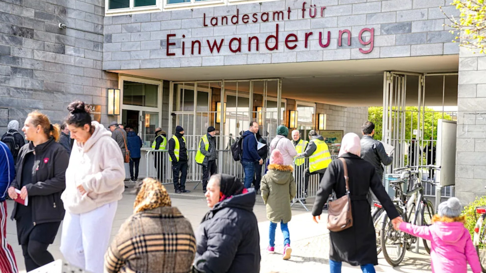 Berlin: Verkauft die Ausländerbehörde Pässe und Termine?