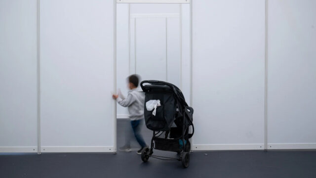 Asyl-Irrsinn: Jetzt klagen sich schon Einjährige nach Deutschland