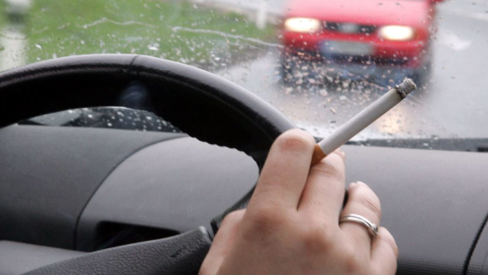 Soziale Kontrolle am Steuer: Rauchverbot im Auto soll kommen